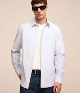 Camisa de vestir de hombre, de corte regular, con cuello solapa, abotonada al frente y de manga larga.