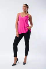Musculosa fucsia de satén con breteles finos y escote en V con detalle de satén.