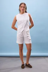 Bermuda blanca de tiro alto con pinzas y bolsillos laterales.