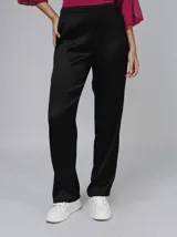 Pantalón negro de poliéster con diseño plisado, cintura elástica y corte ancho.