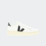 Championes Veja V-10 de cuero blanco con logo lateral en forma de V color negro y detalles en el talón color negro.