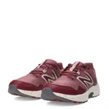 Championes New Balance modelo T410 para trail running, color bordó con detalles en blanco.