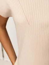 Buzo tejido acanalado color beige, marca Tahari. Cuello a la base y manga dolman.