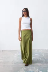 Falda larga de satén color verde oliva, de corte al bies y cintura elástica.
