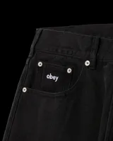 Pantalón de jean azul de corte amplio, con bolsillos delanteros y traseros, y logo de la marca bordado en el bolsillo delantero izquierdo.