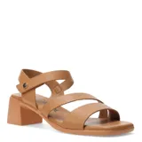 Sandalias de cuero sintético color beige, con tiras anchas cruzadas en el empeine, pulsera con hebilla al tobillo y taco cuadrado.