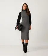 Vestido midi gris con cuello alto, sin mangas y textura acanalada.