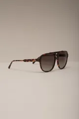 Lentes de sol de carey con diseño rectangular y protección UV.