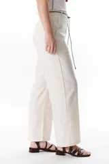 Pantalón de lino azul de corte palazzo.