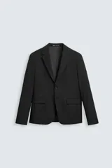 Blazer slim fit negra confeccionada en tejido con viscosa. Cuello con solapas de muesca. Manga larga acabada en puño con detalle de botones. Bolsillo de vivo en pecho y de solapa en cadera. Detalle bolsillo interior. Bajo con aberturas en espalda. Cierre frontal con botones.