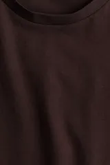 Remera marrón de punto suave de algodón con cuello redondo ribeteado.
