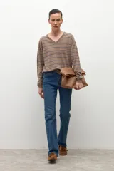 Sweater de manga larga con escote en V, tejido en rayas horizontales marrones y beige.