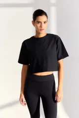 Remera corta deportiva negra de poliamida y elastano.