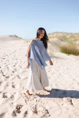 Poncho tejido en lino color crudo con lurex. Diseño oversize.