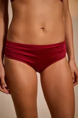 Bombacha de bikini negra de corte clásico.