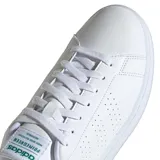 Championes Adidas Advantage de cuero sintético blanco con detalles en verde en el talón y el logo de la lengüeta. Presentan perforaciones laterales en forma de tres rayas y suela de goma. Cierre con cordones.