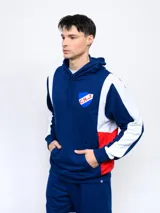 Buzo canguro azul con capucha, mangas rojas y escudo del Club Nacional de Football estampado en el pecho.