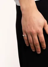 Anillo de plata 925 con diseño de peces entrelazados.