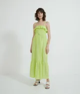Vestido largo color verde lima, con tirantes finos, escote cuadrado con volados y detalle de lastex en el busto.