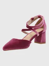 Zapato de tacón de terciopelo color borgoña, con punta fina y tiras cruzadas en el empeine que se atan al tobillo.