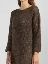 Vestido largo color crudo, tejido en punto abierto de algodón con lúrex y flecos en el ruedo.