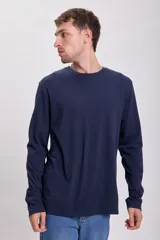 Remera de manga larga azul marino con cuello redondo y corte clásico.