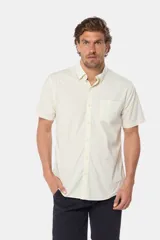 Camisa de hombre color azul marino, de manga corta, con cuello clásico, cierre frontal con botones y bolsillo en el pecho.