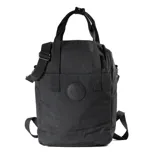 Bolso mochila negro de poliéster con múltiples compartimentos y cierres reforzados. Tiene acceso con cierre doble, dos bolsillos externos con cierre, un bolsillo interno con cierre y dos abiertos. Incluye correa regulable y asas fijas.