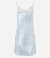Conjunto de ropa de dormir compuesto por un camisón corto de tirantes ajustables con escote en V y detalle de encaje, y una bata de manga larga con el mismo estampado. Ambas prendas son de tejido viscolycra con estampado de cuadros vichy celestes y blancos.