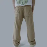 Pantalón de pana color beige con bolsillos laterales y traseros.