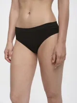 Bombacha de bikini color beige.