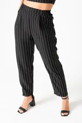 Pantalón negro de corte recto con rayas blancas, confeccionado en 100% poliéster.