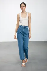 Pantalón de jean de tiro alto con trabillas en la cintura, efecto lavado y pierna ancha.