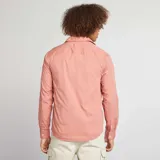 Camisa de manga larga color ladrillo, corte regular, con cuello clásico y bolsillo en el pecho.