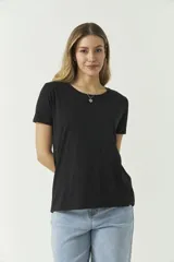 Remera básica negra de algodón con cuello redondo y mangas cortas.