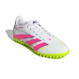 Championes de fútbol Adidas Predator Club Tf, color blanco con detalles en rosa y suela verde.