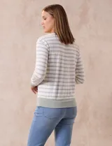 Buzo de modal estampado a rayas horizontales rosas y blancas, con cuello redondo y puños acanalados.