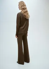 Pantalón wide leg color marrón, de tejido de punto fino, con cintura elástica y tiro alto.