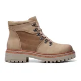 Bota casual color beige con detalle de textura símil piel de cocodrilo en los laterales, cordones y suela track.