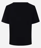 Blusa negra de crepé con cuello en V y mangas cortas. El cuello posee una tira horizontal unida por una pequeña hebilla metalizada.