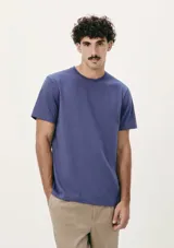 Remera azul de manga corta con cuello redondo.
