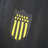 Pantalón de jogging Puma Team Goal 23 del Club Atlético Peñarol, color negro con logo de Puma en blanco y escudo del club en amarillo.