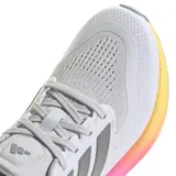 Championes Adidas Pureboost 5, color gris claro con detalles en plateado y suela degradada en tonos rosa y amarillo. Diseñados para running y uso diario, con amortiguación Light Boost y capellada de malla. Fabricados con materiales reciclados.