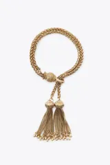 Pulsera dorada de doble cadena de eslabones metálicos ajustables con colgante de charms circulares y flecos.