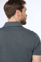 Chomba azul de piqué con cuello clásico, tapeta de dos botones y mangas cortas.