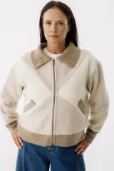 Campera bomber azul con diseño geométrico en color mostaza, cierre frontal y bolsillos laterales.