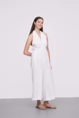 Mono largo de corte holgado, color negro, con escote halter y tirantes ajustables.