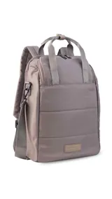 Mochila matera confeccionada en tela impermeable color beige, diseñada con dos compartimientos independientes para el kit de mate y objetos personales. Cuenta con bolsillos internos, asas de mochila acolchadas, asa de mano superior y una correa ajustable extraíble para llevar al hombro.