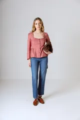 Blusa color rosa con rayas verticales color borgoña, de corte peplum, escote cuadrado y mangas largas abullonadas.