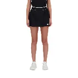 Pollera short deportiva New Balance Tournament color negro, con cintura ancha elastizada con borde blanco y logo de la marca estampado en blanco en la parte inferior.